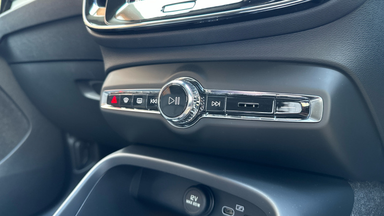 Volvo XC40 2.0 B3P Plus Dark 5dr Auto Petrol Estate